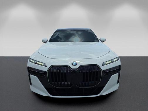 Alpine White 2024 BMW 760 760i xDrive