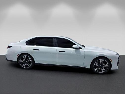 Alpine White 2024 BMW 760 760i xDrive