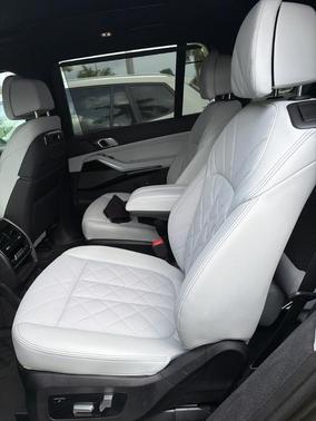 Manhattan Green Metallic 2025 BMW X7 xDrive40i