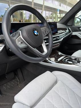 Manhattan Green Metallic 2025 BMW X7 xDrive40i