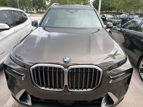 Manhattan Green Metallic 2025 BMW X7 xDrive40i