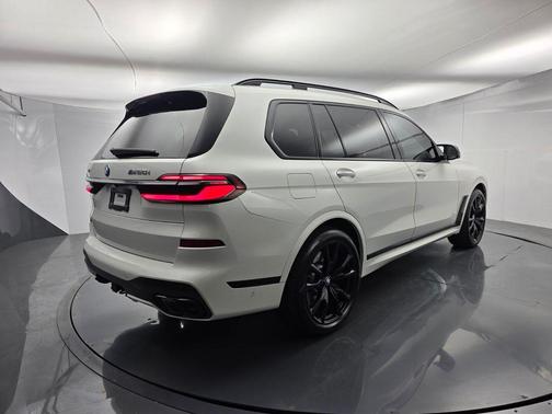 Mineral White Metallic 2025 BMW X7 M60i