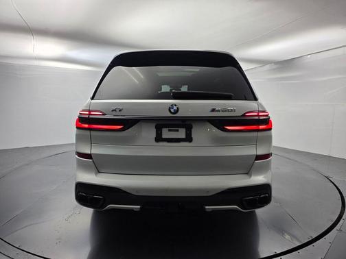 Mineral White Metallic 2025 BMW X7 M60i