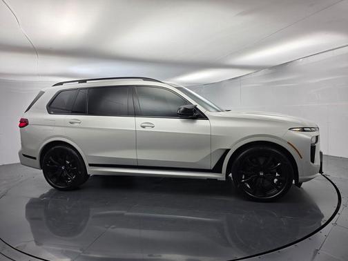 Mineral White Metallic 2025 BMW X7 M60i