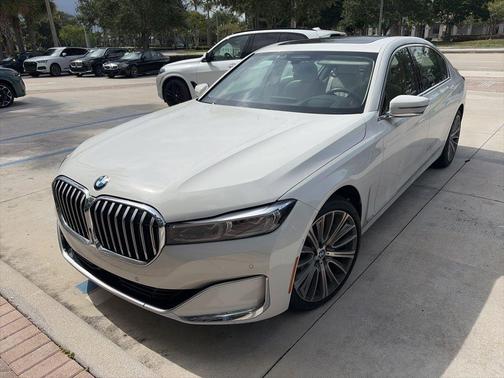 Alpine White 2022 BMW 750 i xDrive