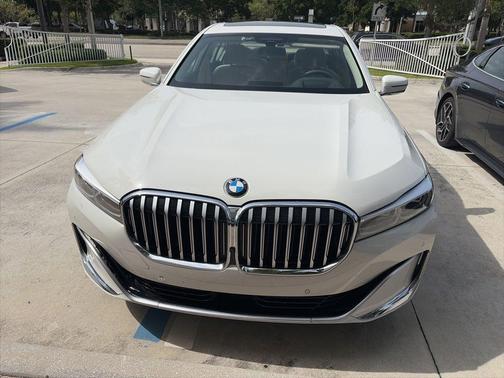 Alpine White 2022 BMW 750 i xDrive
