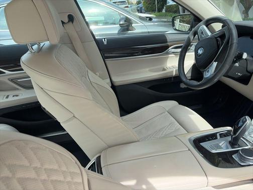 Alpine White 2022 BMW 750 i xDrive