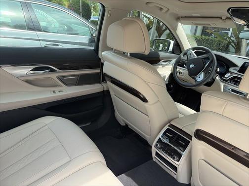 Alpine White 2022 BMW 750 i xDrive