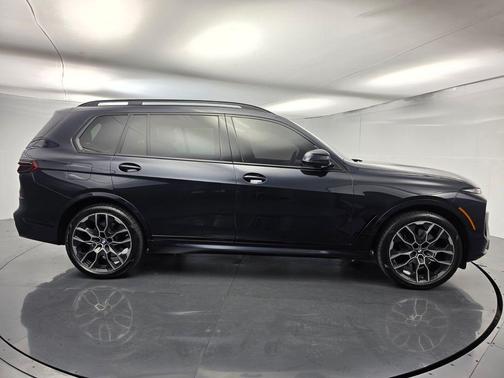 Carbon Black Metallic 2024 BMW X7 xDrive40i