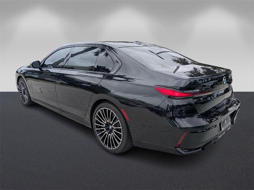2023 BMW 740 i