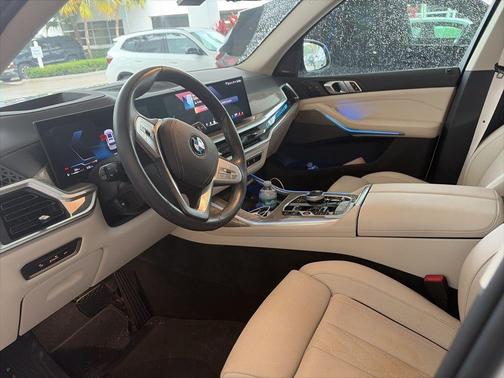 Mineral White Metallic 2024 BMW X7 xDrive40i