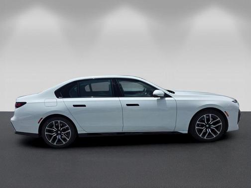 Alpine White 2023 BMW 740 i