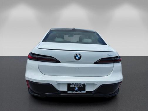 Alpine White 2023 BMW 740 i