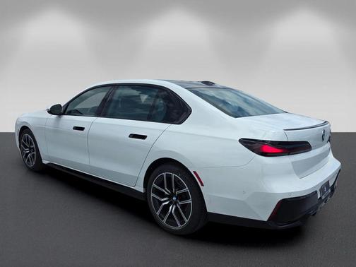Alpine White 2023 BMW 740 i