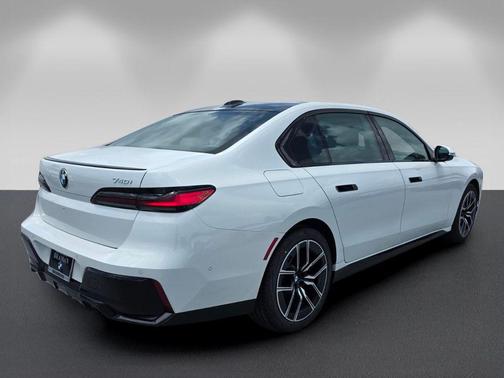 Alpine White 2023 BMW 740 i