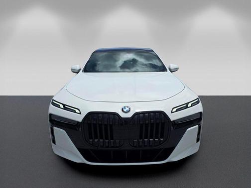 Alpine White 2023 BMW 740 i