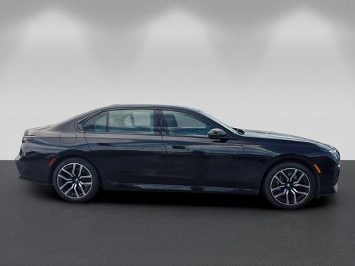 Black Sapphire Metallic 2023 BMW 740 i