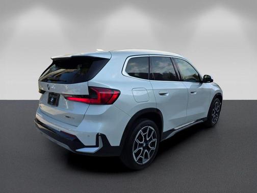 Mineral White Metallic 2025 BMW X1 xDrive28i