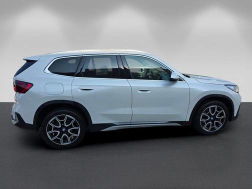 Mineral White Metallic 2025 BMW X1 xDrive28i