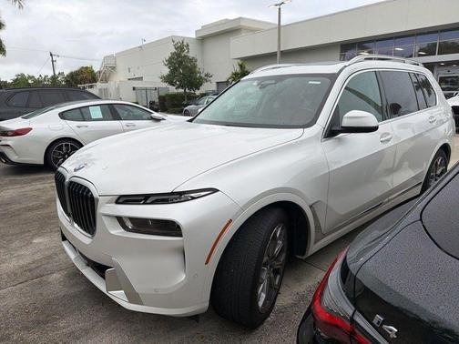 Mineral White Metallic 2024 BMW X7 xDrive40i