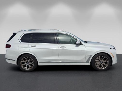 Mineral White Metallic 2024 BMW X7 xDrive40i