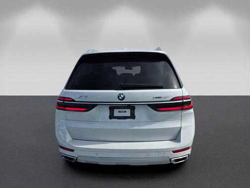 Mineral White Metallic 2024 BMW X7 xDrive40i