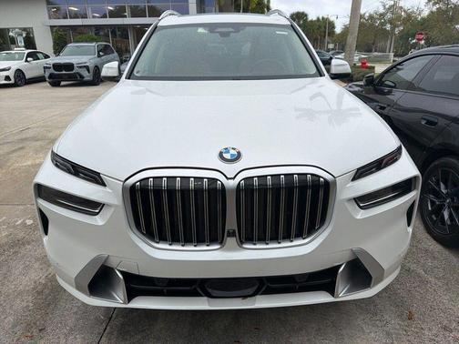 Mineral White Metallic 2024 BMW X7 xDrive40i
