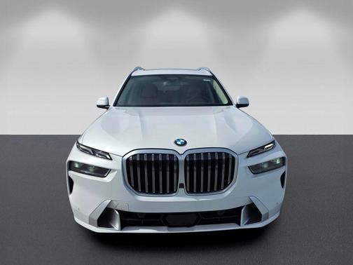 Mineral White Metallic 2024 BMW X7 xDrive40i