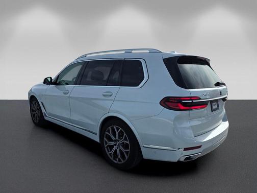 Mineral White Metallic 2024 BMW X7 xDrive40i