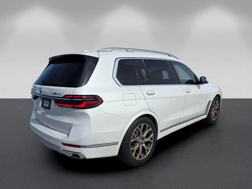Mineral White Metallic 2024 BMW X7 xDrive40i