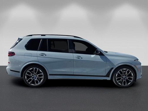 Brooklyn Gray Metallic 2025 BMW X7 M60i