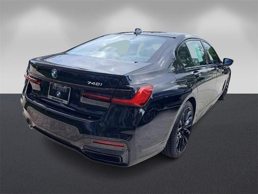 2022 BMW 740 i