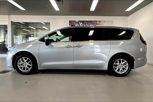 2023 Chrysler Pacifica Touring-L