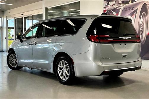 2023 Chrysler Pacifica Touring-L