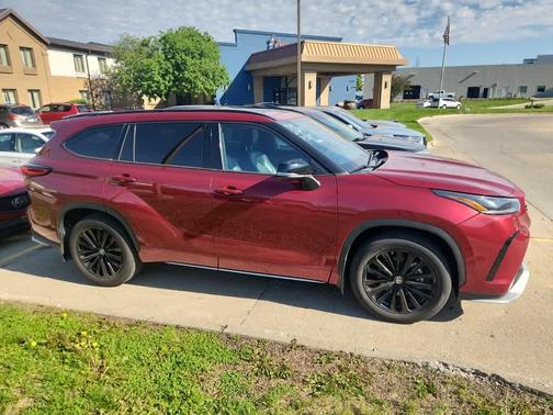 Ruby Flare Pearl 2023 Toyota Highlander XSE
