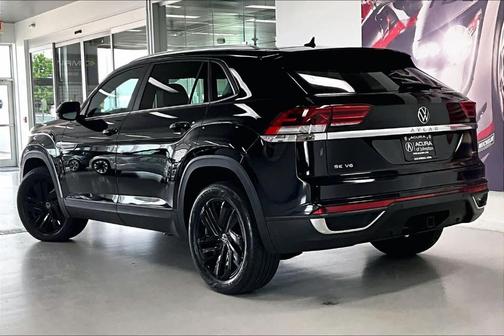 Deep Black Pearl Effect 2023 Volkswagen Atlas Cross Sport 3.6L V6 SE w/Technology