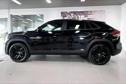 Deep Black Pearl Effect 2023 Volkswagen Atlas Cross Sport 3.6L V6 SE w/Technology