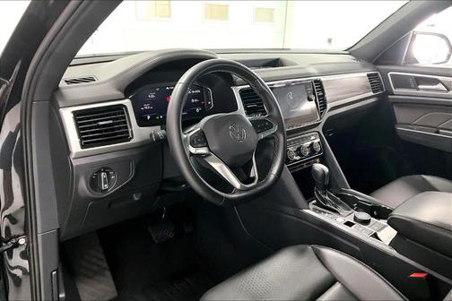 Deep Black Pearl Effect 2023 Volkswagen Atlas Cross Sport 3.6L V6 SE w/Technology