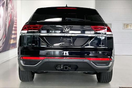 Deep Black Pearl Effect 2023 Volkswagen Atlas Cross Sport 3.6L V6 SE w/Technology