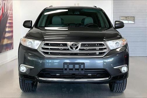 Magnetic Gray Metallic 2011 Toyota Highlander SE
