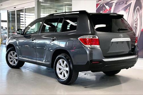 Magnetic Gray Metallic 2011 Toyota Highlander SE