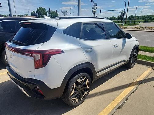 Snow White Pearl 2024 Kia Seltos SX
