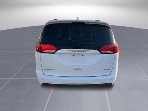 Photo 5 of 25 of 2020 Chrysler Pacifica Limited