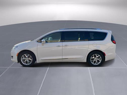 Photo 3 of 25 of 2020 Chrysler Pacifica Limited