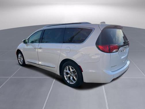 Photo 4 of 25 of 2020 Chrysler Pacifica Limited