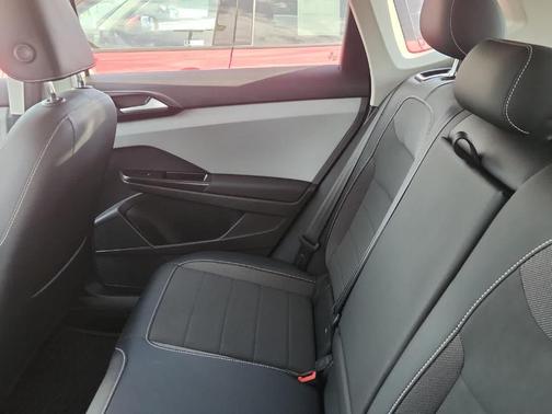 Pure White 2022 Volkswagen Taos 1.5T SE