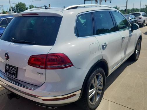 White 2016 Volkswagen Touareg Sport