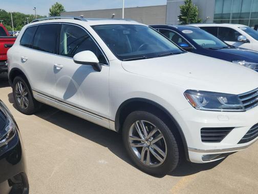 White 2016 Volkswagen Touareg Sport