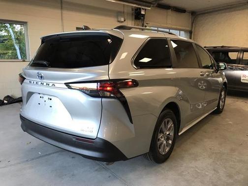 2024 Toyota Sienna LE