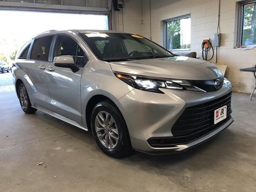 2024 Toyota Sienna LE